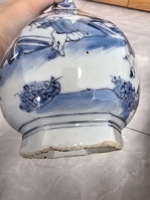 古玩陶瓷明晚期青花人物六方蒜頭瓶拍賣,當前價格99999元