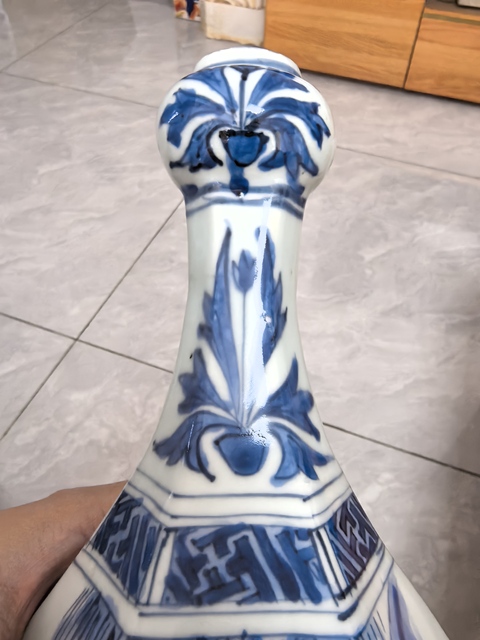 古玩陶瓷明晚期青花人物六方蒜頭瓶拍賣,當前價格99999元