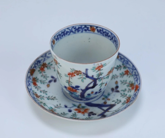 古玩陶瓷日本明治青花五彩花卉紋杯碟真品鑒賞圖
