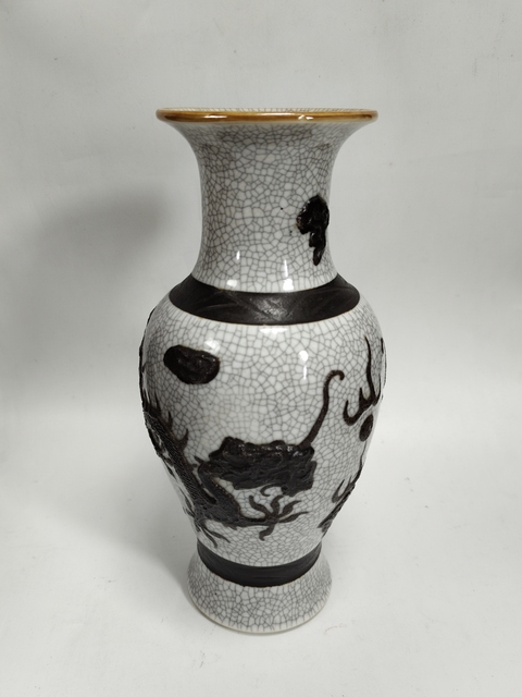 古玩陶瓷哥釉鐵骨尼雙龍紋瓶真品鑒賞圖