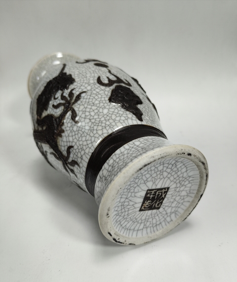 古玩陶瓷哥釉鐵骨尼雙龍紋瓶真品鑒賞圖