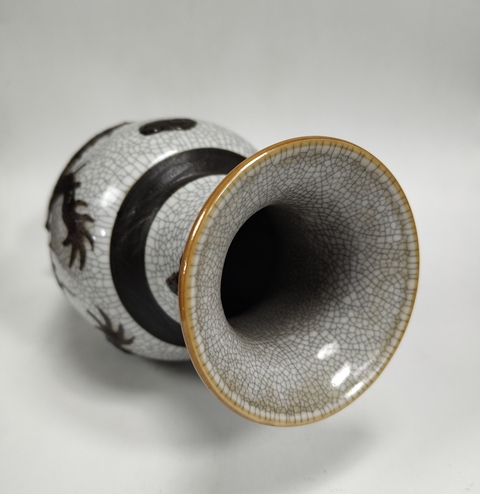 古玩陶瓷哥釉鐵骨尼雙龍紋瓶真品鑒賞圖