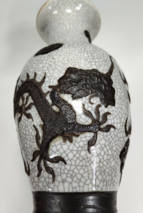 古玩陶瓷哥釉鐵骨尼雙龍紋瓶真品鑒賞圖