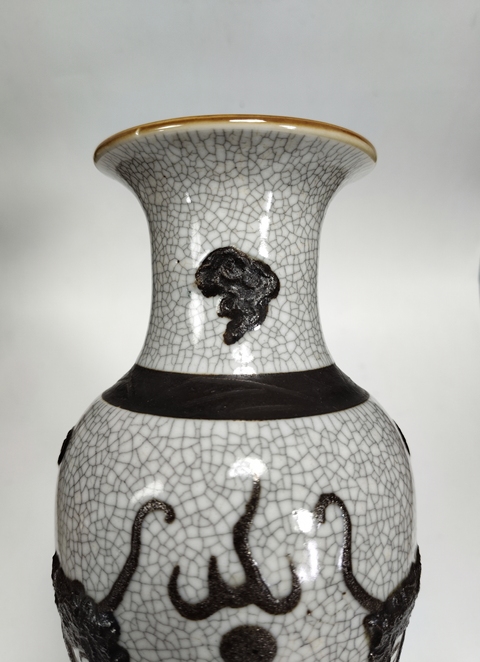 古玩陶瓷哥釉鐵骨尼雙龍紋瓶真品鑒賞圖