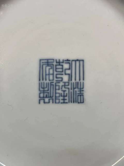 古玩陶瓷需上手,清乾隆風格的豆青釉模印如意盤真品鑒賞圖
