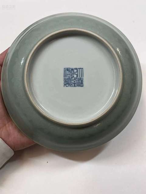 古玩陶瓷需上手,清乾隆風格的豆青釉模印如意盤真品鑒賞圖