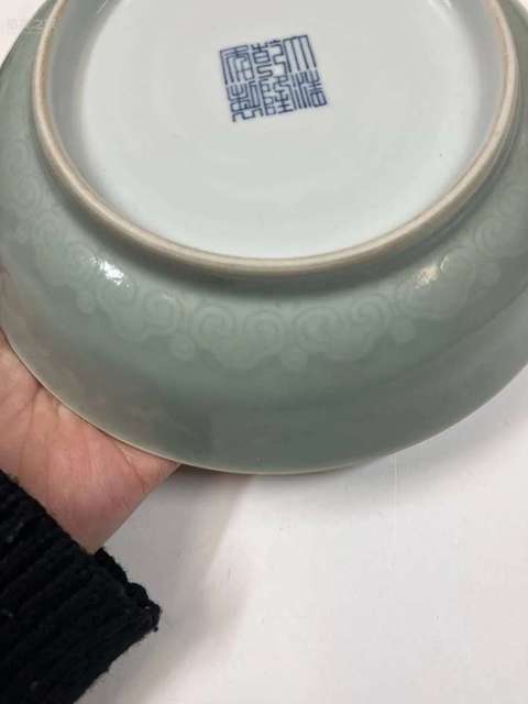 古玩陶瓷需上手,清乾隆風格的豆青釉模印如意盤真品鑒賞圖