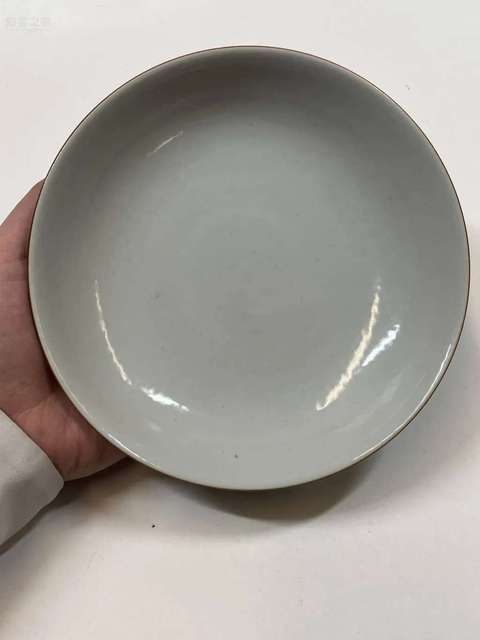 古玩陶瓷需上手,清乾隆風格的豆青釉模印如意盤真品鑒賞圖