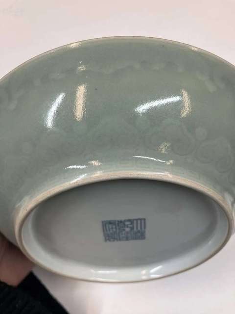古玩陶瓷需上手,清乾隆風格的豆青釉模印如意盤真品鑒賞圖