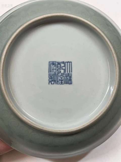 古玩陶瓷需上手,清乾隆風格的豆青釉模印如意盤真品鑒賞圖