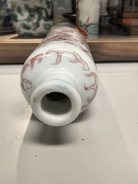古玩陶瓷釉里紅趕珠龍紋鼻煙壺真品鑒賞圖