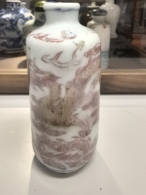古玩陶瓷釉里紅趕珠龍紋鼻煙壺真品鑒賞圖