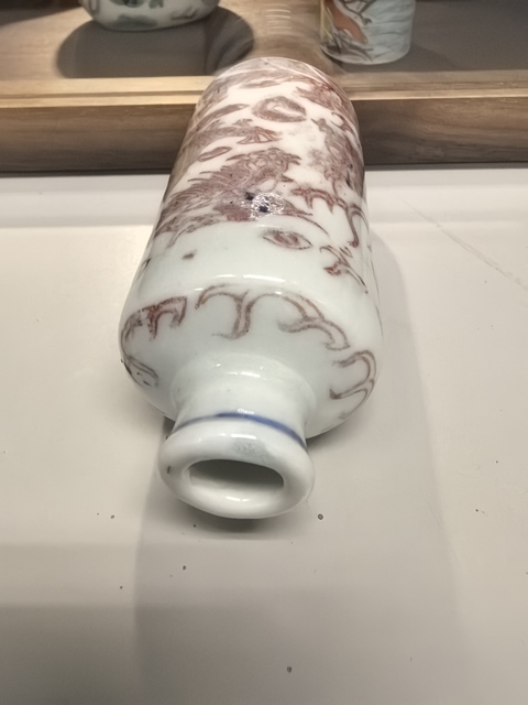 古玩陶瓷釉里紅趕珠龍紋鼻煙壺真品鑒賞圖