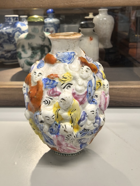 古玩陶瓷粉彩堆塑人物紋鼻煙壺真品鑒賞圖