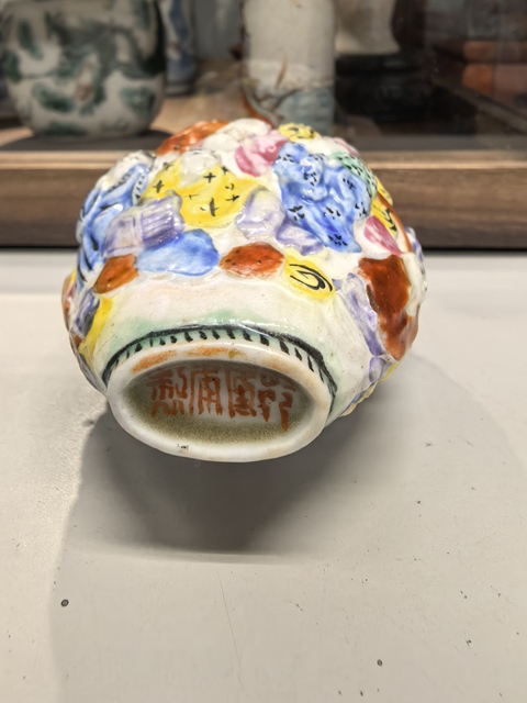 古玩陶瓷粉彩堆塑人物紋鼻煙壺真品鑒賞圖