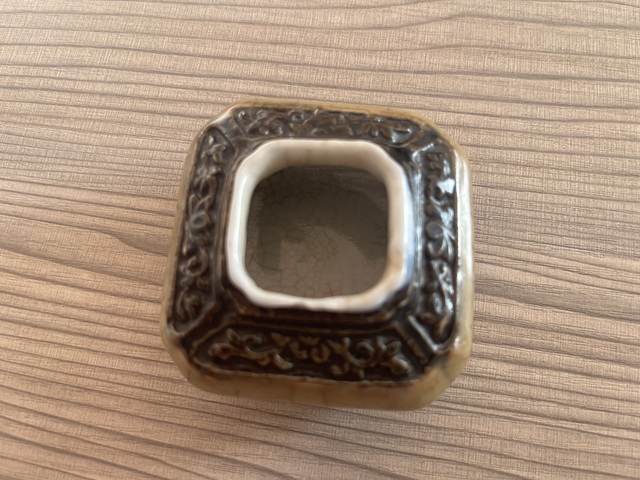 古玩陶瓷黃哥釉水盂真品鑒賞圖