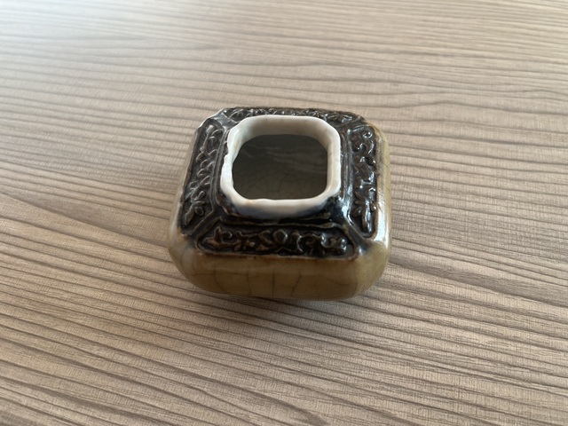 古玩陶瓷黃哥釉水盂真品鑒賞圖