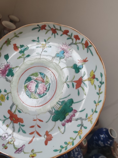 古玩陶瓷粉彩花卉紋花口盤真品鑒賞圖