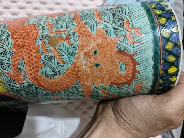 古玩陶瓷粉彩海水云龍紋帽筒真品鑒賞圖