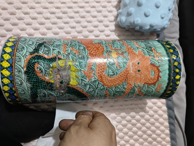 古玩陶瓷粉彩海水云龍紋帽筒真品鑒賞圖