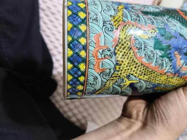 古玩陶瓷粉彩海水云龍紋帽筒真品鑒賞圖
