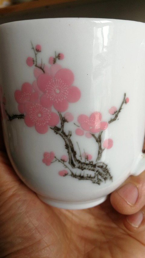 古玩陶瓷執杯真品鑒賞圖