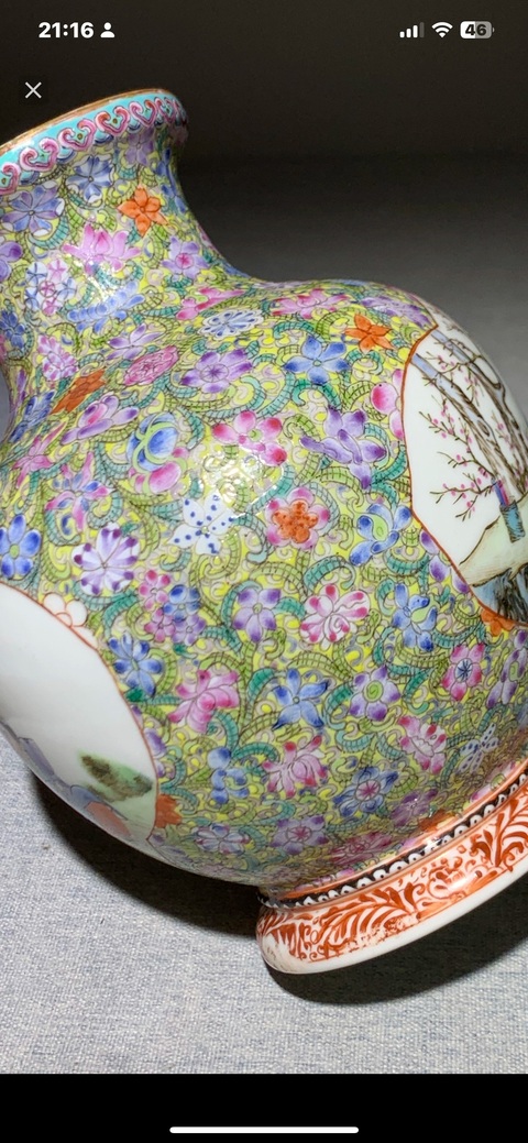 古玩陶瓷粉彩花卉開光人物紋盤口瓶真品鑒賞圖