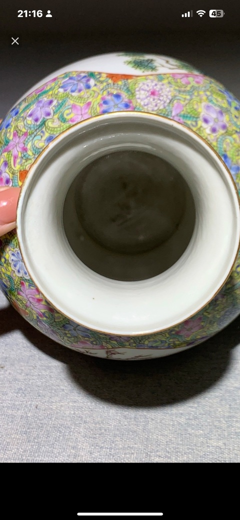 古玩陶瓷粉彩花卉開光人物紋盤口瓶真品鑒賞圖