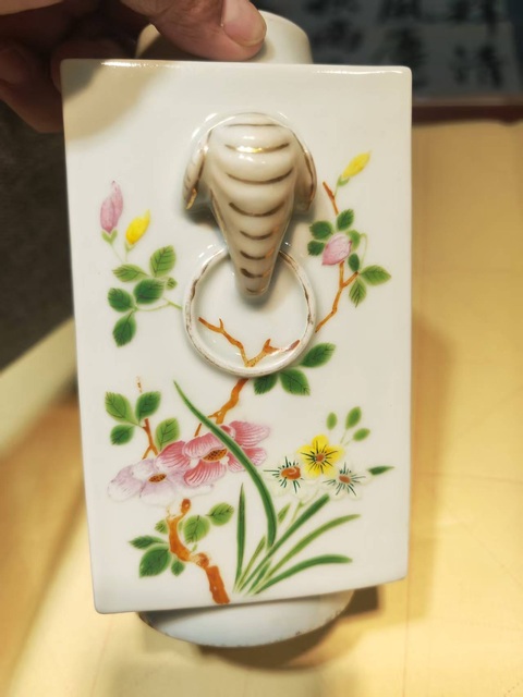 古玩陶瓷粉彩花卉四方象耳琮式瓶真品鑒賞圖