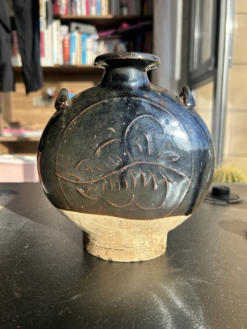 古玩陶瓷金元耀州黑釉樹葉紋穿戴扁壺（馬背上的壺）拍賣，當前價格1152元