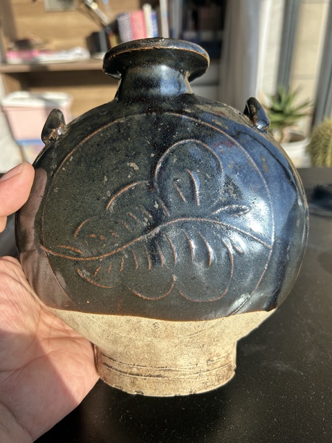 古玩陶瓷金元耀州黑釉樹葉紋穿戴扁壺（馬背上的壺）拍賣，當前價格1152元