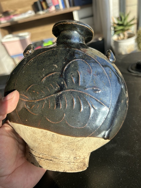 古玩陶瓷金元耀州黑釉樹葉紋穿戴扁壺（馬背上的壺）拍賣，當前價格1152元
