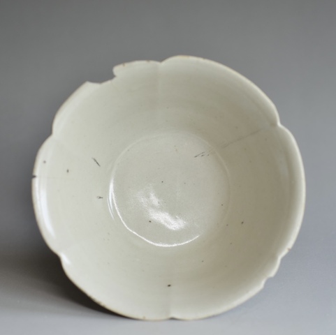 古玩陶瓷北宋定窯系花口碗真品鑒賞圖