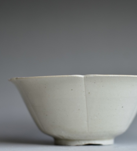 古玩陶瓷北宋定窯系花口碗真品鑒賞圖