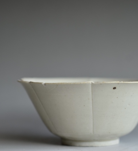 古玩陶瓷北宋定窯系花口碗真品鑒賞圖