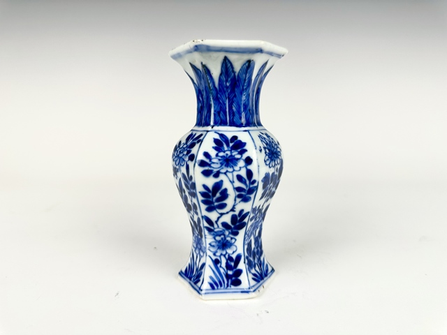 青花竹石芭蕉紋瓶】染付 複製品 大清康煕年製 底款 青花竹石芭蕉