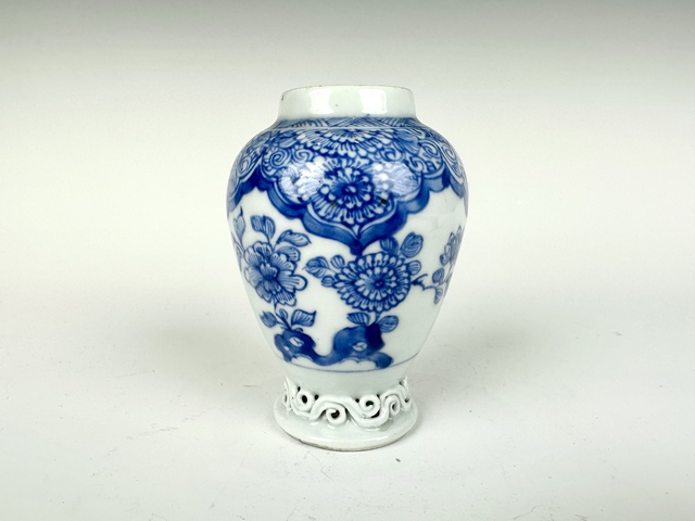 古玩陶瓷清乾隆·青花花卉如意云頭紋堆塑瓶拍賣，當(dāng)前價格1180元