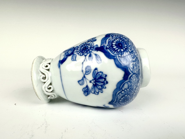 古玩陶瓷清乾隆·青花花卉如意云頭紋堆塑瓶拍賣，當(dāng)前價格1180元