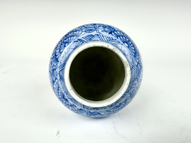 古玩陶瓷清乾隆·青花花卉如意云頭紋堆塑瓶拍賣，當(dāng)前價格1180元