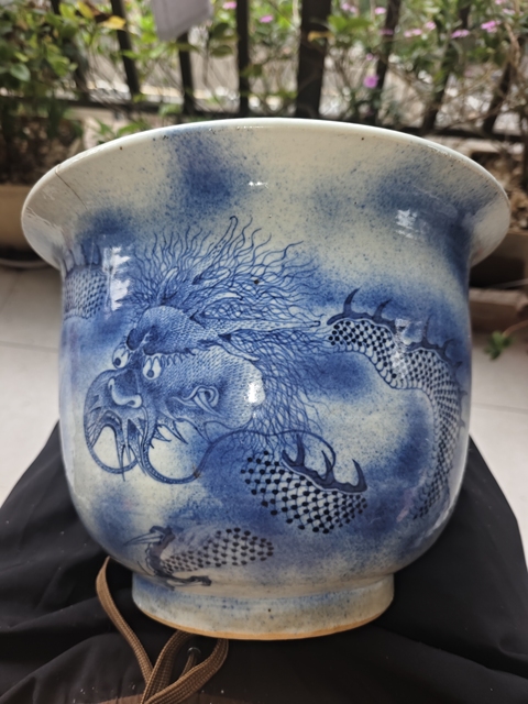 古玩陶瓷清中期青花云龍紋花盆真品鑒賞圖