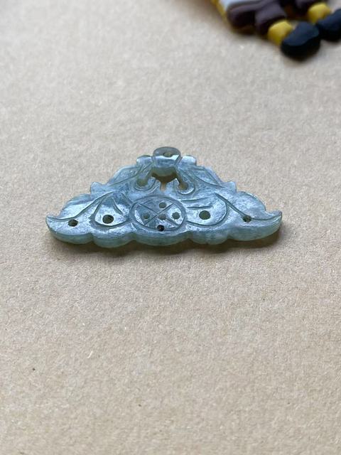 古玩玉器(一口價(jià)放漏)清代翡翠雕“雙龍墜飾”拍賣,當(dāng)前價(jià)格1800元