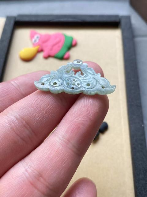 古玩玉器(一口價(jià)放漏)清代翡翠雕“雙龍墜飾”拍賣,當(dāng)前價(jià)格1800元