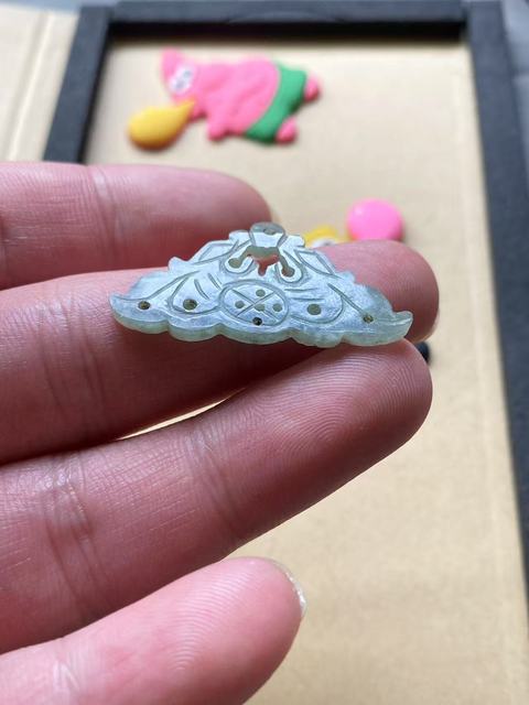 古玩玉器(一口價(jià)放漏)清代翡翠雕“雙龍墜飾”拍賣,當(dāng)前價(jià)格1800元