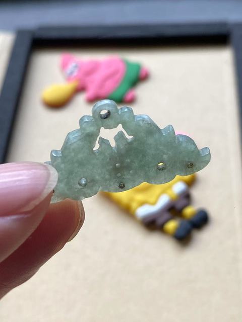 古玩玉器(一口價(jià)放漏)清代翡翠雕“雙龍墜飾”拍賣,當(dāng)前價(jià)格1800元