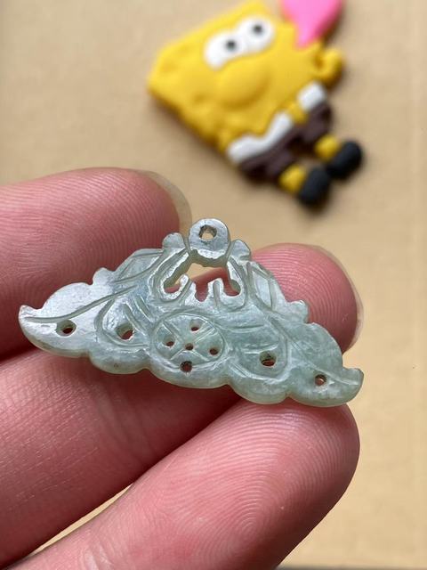 古玩玉器(一口價(jià)放漏)清代翡翠雕“雙龍墜飾”拍賣,當(dāng)前價(jià)格1800元