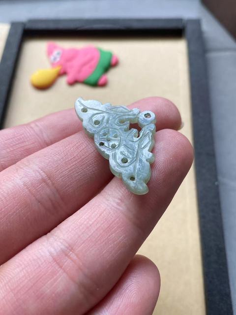 古玩玉器(一口價(jià)放漏)清代翡翠雕“雙龍墜飾”拍賣,當(dāng)前價(jià)格1800元