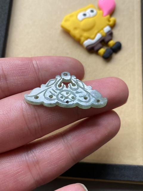 古玩玉器(一口價(jià)放漏)清代翡翠雕“雙龍墜飾”拍賣,當(dāng)前價(jià)格1800元
