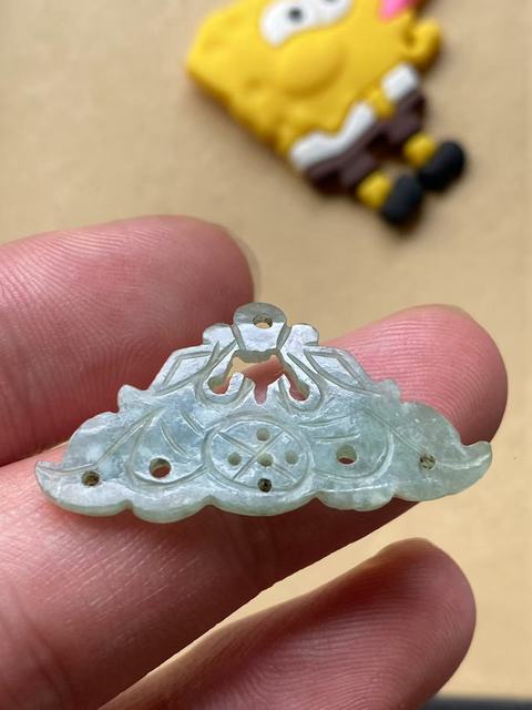 古玩玉器(一口價(jià)放漏)清代翡翠雕“雙龍墜飾”拍賣,當(dāng)前價(jià)格1800元