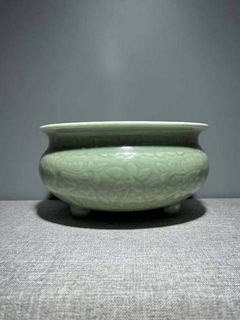 古玩陶瓷豆青釉暗刻纏枝花卉紋三足爐真品鑒賞圖