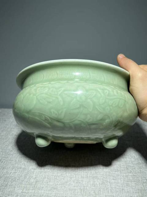 古玩陶瓷豆青釉暗刻纏枝花卉紋三足爐真品鑒賞圖